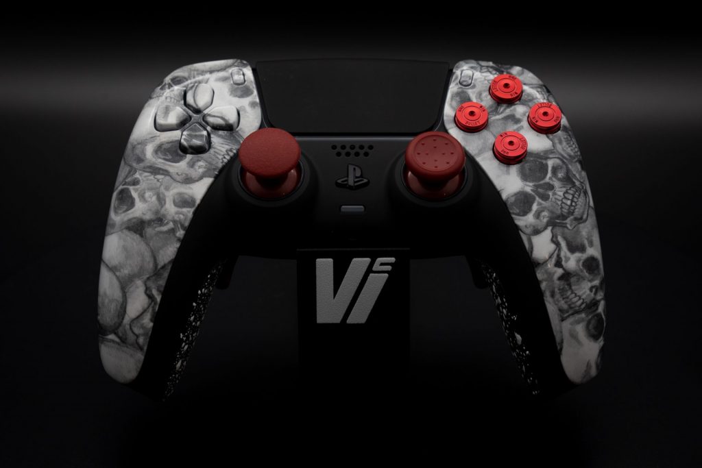 Individuell gestalteter PS5 Pro Controller auf DualSense-Basis