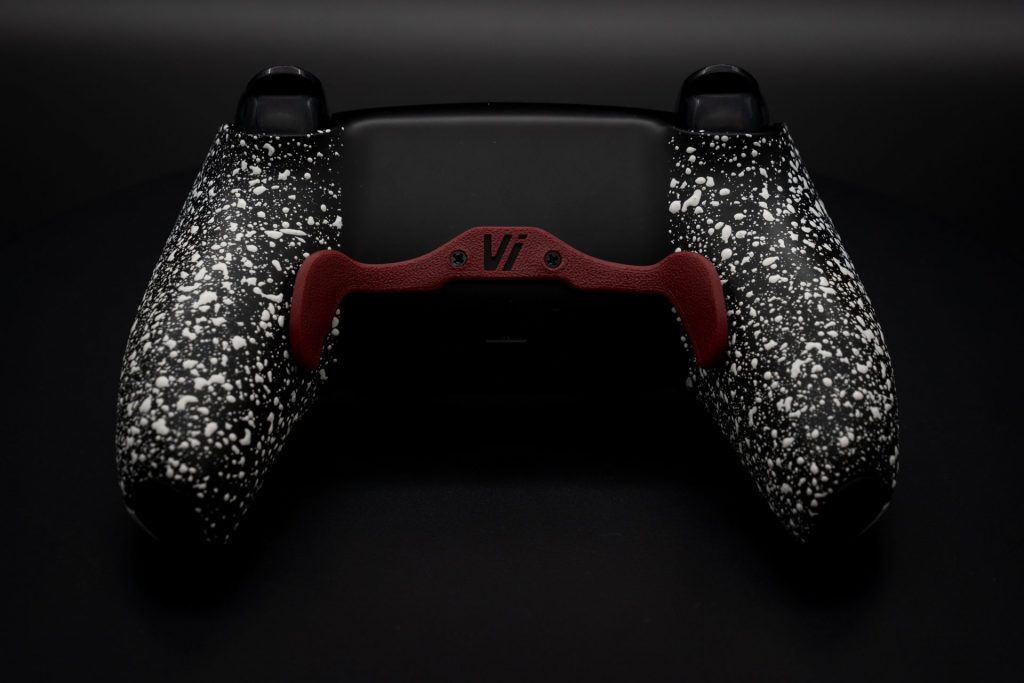 Rückseite eines Custom PS5 Controllers mit zwei Paddles